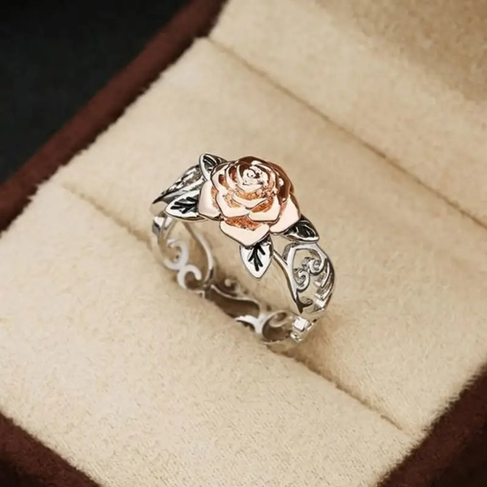 BEAUTIFUL silver band w/a flower, ring for women,  sz 7  ornate band  ... r2